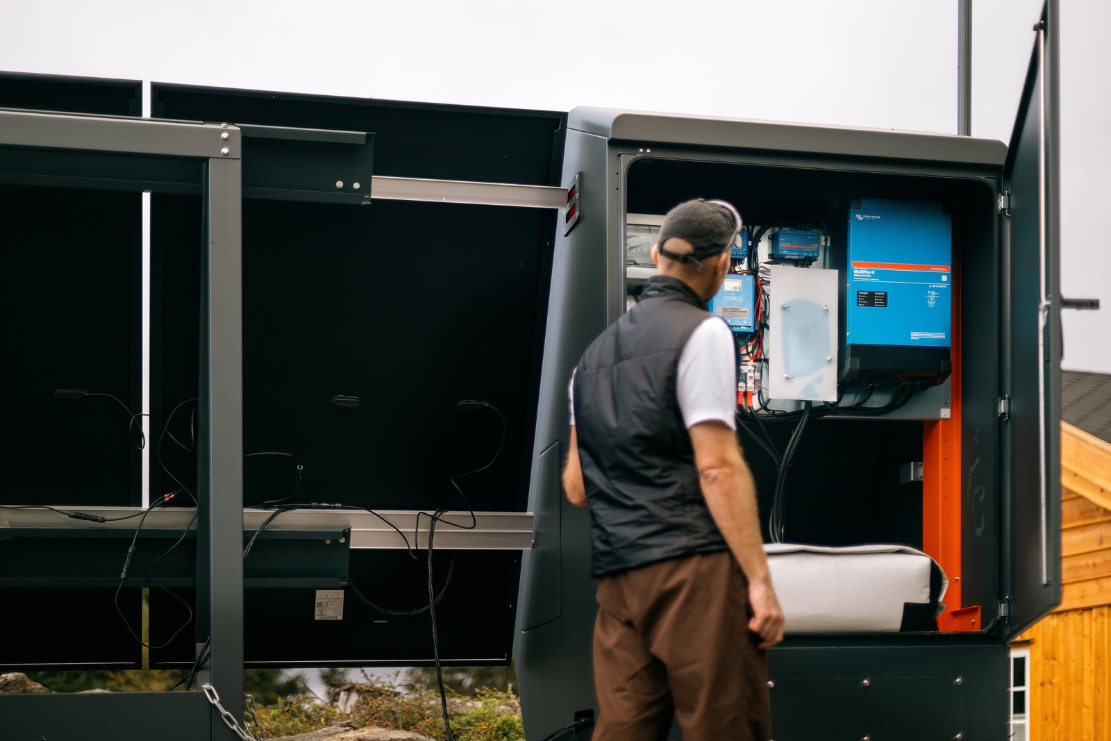 Six benefits of owning a power station that produces and stores clean energy.